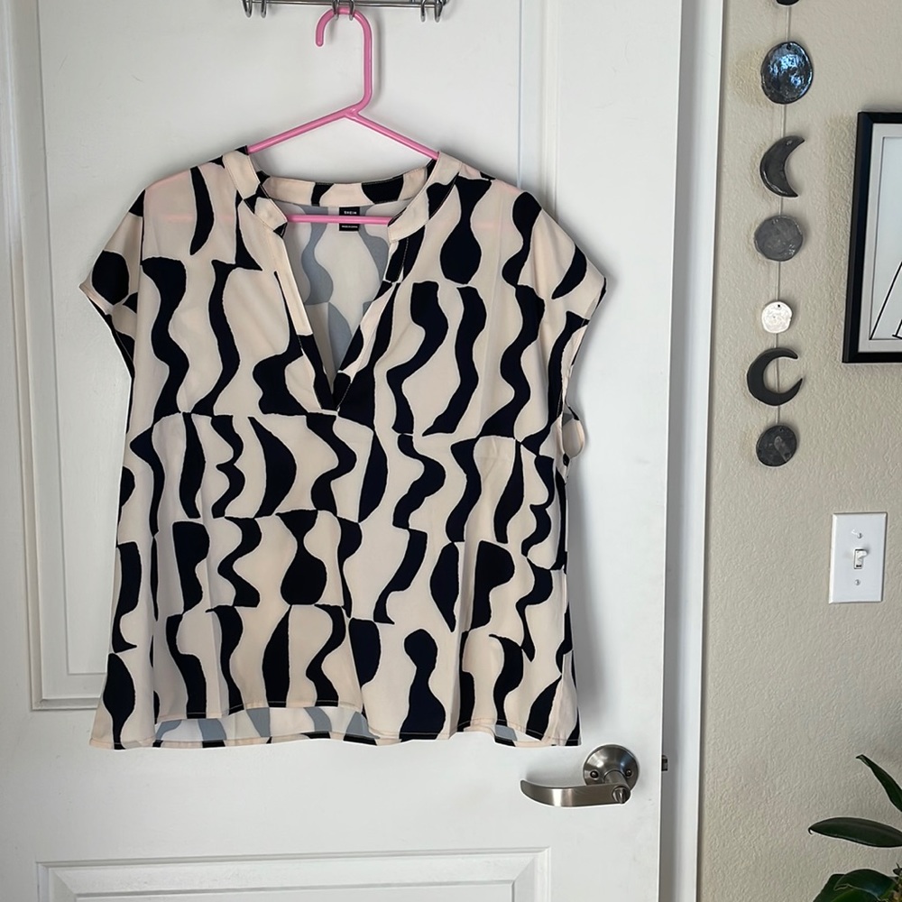 Groovy Black and Tan blouse *never worn* v neck short sleeve